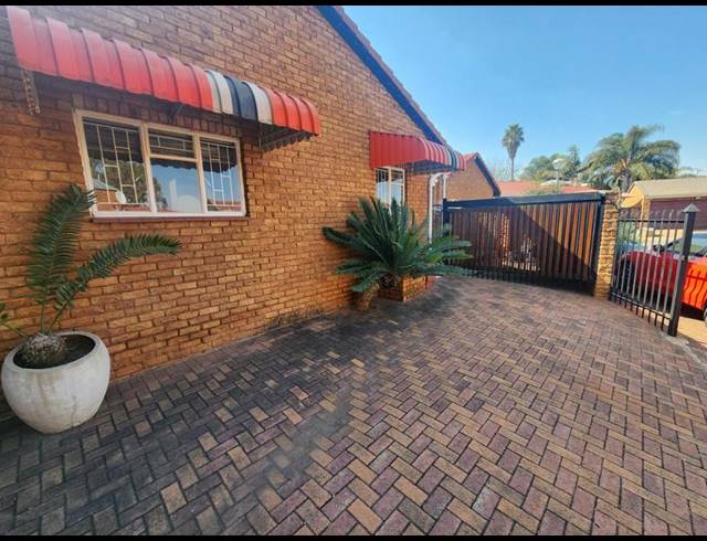 3 BEDROOM HOUSE FOR SALE IN DIE HOEWES